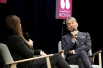 Deutsch-französische Philosoph Michel Friedman und die deutsche Redakteurin Sarah Zerback diskutieren über sein Buch "Mensch! Liebeserklärung eines verzweifelten Demokraten" im Rahmen der lit.COLOGNE Spezial im Comedia Theater Köln (© Thomas Brill)